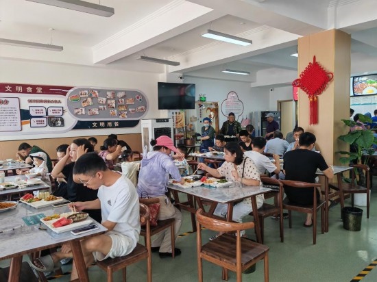 清水灣社區(qū)食堂坐滿了前來就餐的居民。新華社記者 鄒欣媛 攝