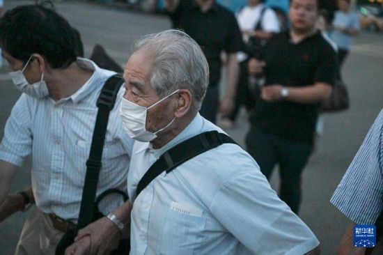 8月12日晚，侵華日軍第七三一部隊（簡稱“731部隊”）“少年隊”原隊員清水英男，乘機抵達哈爾濱。新華社記者 王松 攝