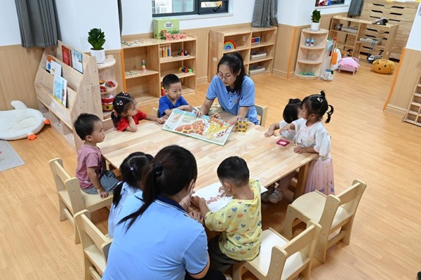 鄭州市金水區(qū)杜嶺街道工會專門開設(shè)了低幼兒童托管班。人民網(wǎng)記者王玉興攝