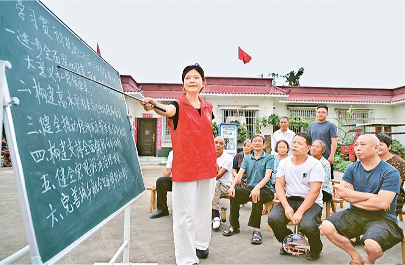 學(xué)習(xí)好貫徹好黨的二十屆三中全會(huì)精神，是當(dāng)前和今后一個(gè)時(shí)期全黨全國(guó)的一項(xiàng)重大政治任務(wù)。圖為2024年7月27日，四川省眉山市仁壽縣“小黑板”宣講小分隊(duì)，向基層黨員干部群眾宣講黨的二十屆三中全會(huì)精神。 人民圖片 潘帥/攝
