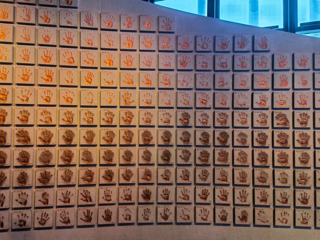 圖為侵華日軍南京大屠殺遇難同胞紀(jì)念館“三個(gè)必勝”展廳排列的648個(gè)鮮紅的手?。ň植浚Ｐ氯A社記者 邱冰清 攝