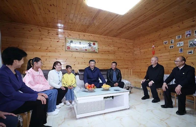 △2023年9月6日，習(xí)近平總書(shū)記在黑龍江大興安嶺地區(qū)漠河市北極村，同村民史瑞娟一家親切交談。