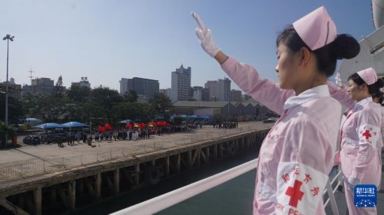 當?shù)貢r間8月16日上午10時許，執(zhí)行“和諧使命-2024”任務的中國海軍“和平方舟”號醫(yī)院船圓滿結束對莫桑比克的訪問，駛離馬普托港，前往本次任務第五站南非。新華社發(fā)（曹春耀 攝）