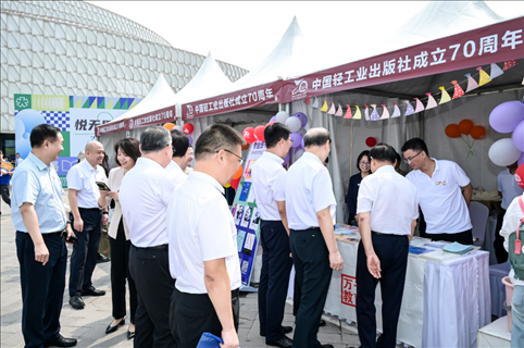 “書香滿園·輕閱七十年”圖書文化歡樂市集開市。主辦方供圖