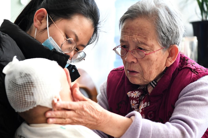 2022年11月16日，在陜西省榆林市佳縣，路生梅（右）在家中為患兒義診。 新華社發(fā)（鄒競一 攝）
