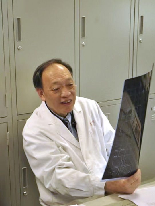復(fù)旦大學(xué)附屬華山醫(yī)院感染科終身教授翁心華在工作（資料照片）。 新華社發(fā)