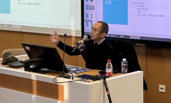 從去年秋天起，還在治療中的朱銳就堅(jiān)持給本科生開課。（受訪者供圖）