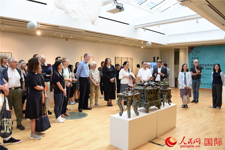 來賓參觀展覽作品。人民網(wǎng)記者 殷淼攝