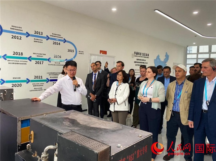 于民向駐華外交官和國(guó)際組織駐華代表介紹企業(yè)發(fā)展情況。人民網(wǎng) 宋歌攝
