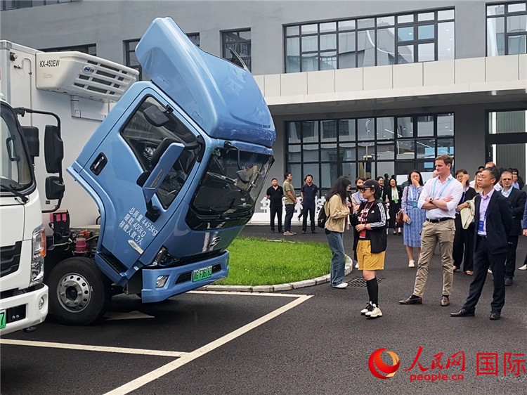 于民向駐華外交官和國(guó)際組織駐華代表介紹燃料電池車型。人民網(wǎng)記者 于洋攝