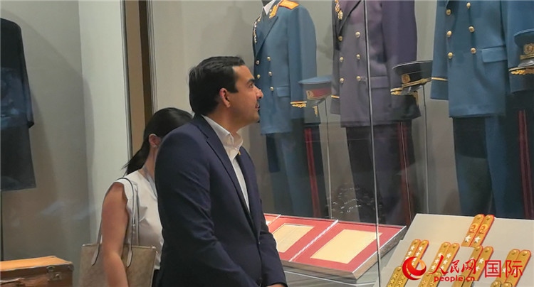 毛里求斯民議會(huì)議長(zhǎng)阿德里安·夏爾·杜瓦爾參觀中國(guó)共產(chǎn)黨歷史展覽館。人民網(wǎng) 鐘文興攝