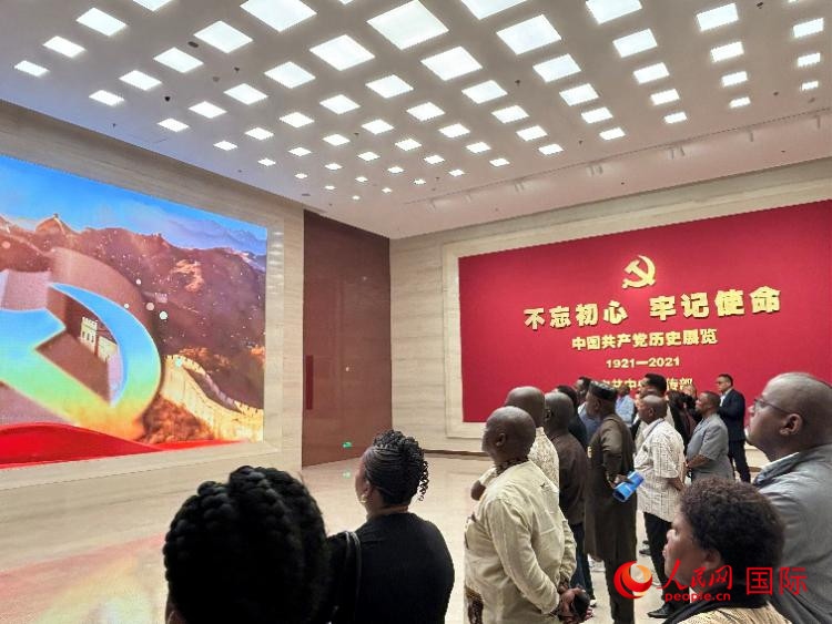 代表團(tuán)參觀“不忘初心 牢記使命”中國共產(chǎn)黨歷史展覽。人民網(wǎng) 曹欣悅攝