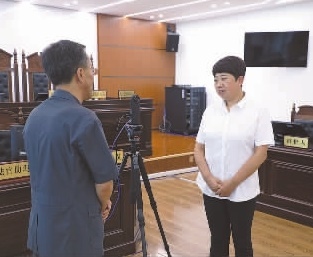 圖為全國人大代表玉明姬（右）詳細(xì)了解環(huán)境資源審判工作情況。劉思妤 攝