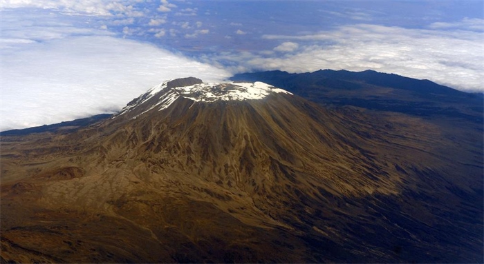 2012年8月3日，常被云霧環(huán)繞的乞力馬扎羅山云開霧散，雄姿一覽無余。新華社記者丁海濤攝