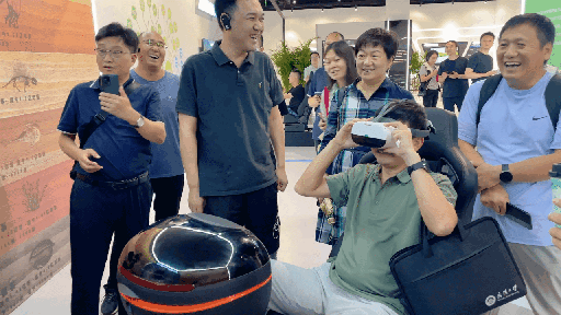 研學(xué)團(tuán)成員正在用VR眼鏡體驗(yàn)。人民網(wǎng) 王戰(zhàn)雄攝