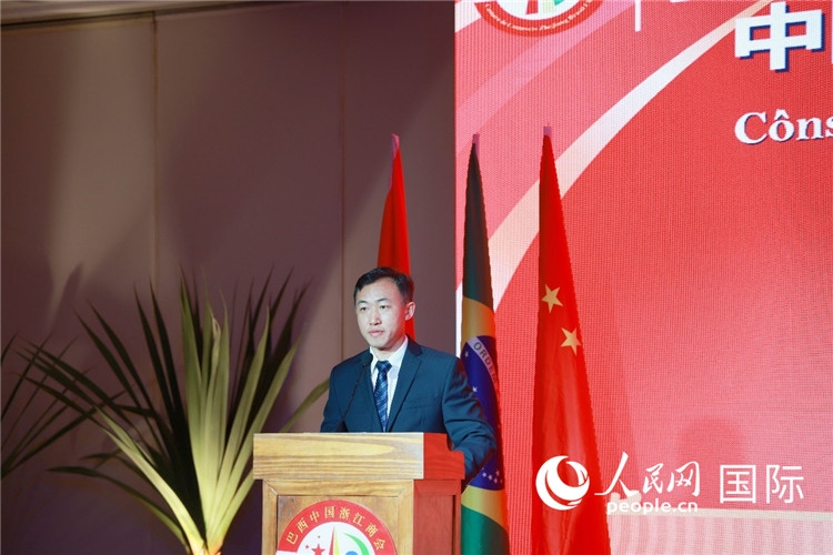 中國(guó)駐里約熱內(nèi)盧代總領(lǐng)事王海濤在典禮中致辭。人民網(wǎng)記者 陳海琪攝