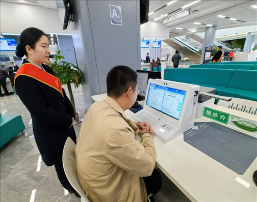 市民用電子范例填單臺錄入信息。人民網(wǎng)記者 周雯攝