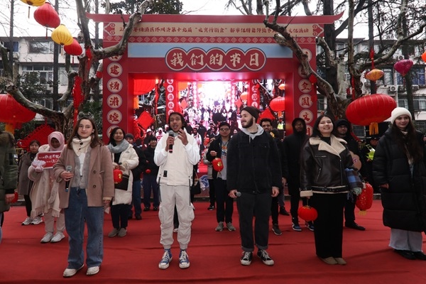 “熊貓叨叨”團隊參加上海四平社區(qū)“元宵行街會”。