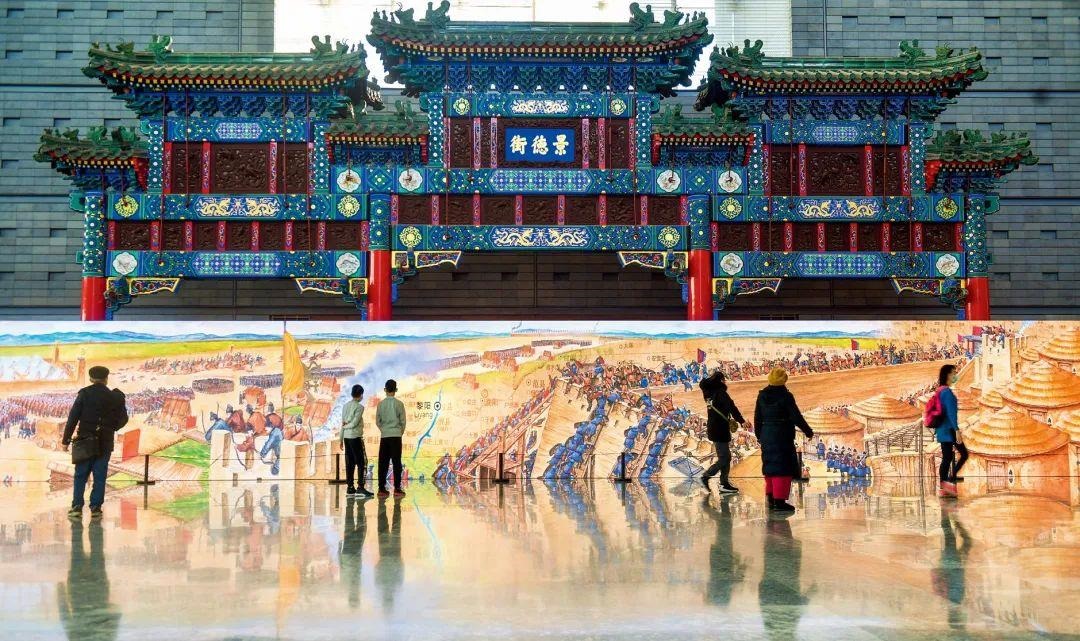 △2022年1月，觀眾在首都博物館參觀“穿越時(shí)空的大運(yùn)河”數(shù)字影像展。
