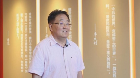 圖為中國(guó)社會(huì)科學(xué)學(xué)院近代史研究所研究員張俊義接受媒體采訪。