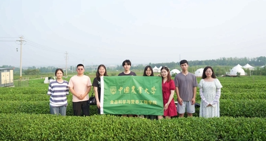 在山東日照，中國農(nóng)業(yè)大學(xué)食品學(xué)院實(shí)踐團(tuán)就農(nóng)業(yè)生產(chǎn)智能化設(shè)備、肥料選用等問題開展實(shí)地調(diào)研，并面向300余名村民陸續(xù)開展4次科普宣講。校方供圖