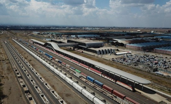 這是2023年9月在肯尼亞首都內(nèi)羅畢拍攝的蒙內(nèi)鐵路內(nèi)羅畢站（無(wú)人機(jī)照片）。新華社記者 韓旭 攝