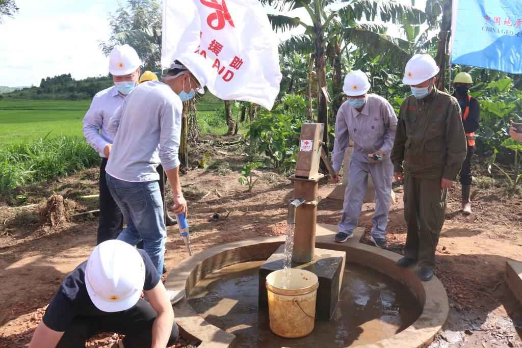 2022年4月11日，在盧旺達(dá)東方省加齊博區(qū)穆拉姆比，工作人員檢查一口中國援建的水井。新華社發(fā)