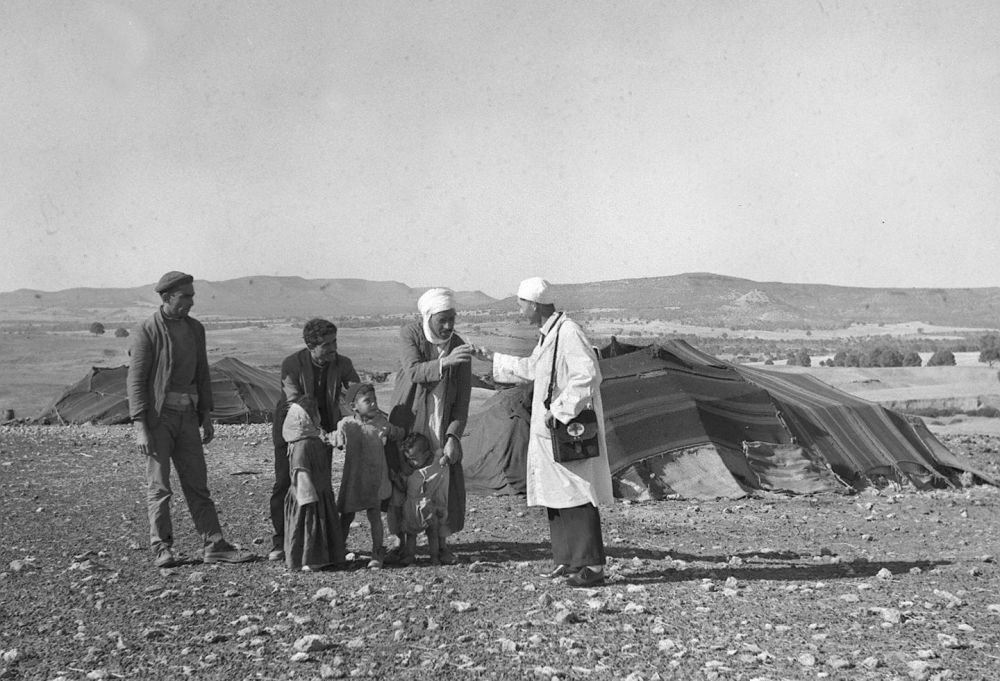 1965年，一名中國援阿爾及利亞醫(yī)療隊(duì)醫(yī)生（右一）在阿爾及利亞賽伊達(dá)省為牧民診治。