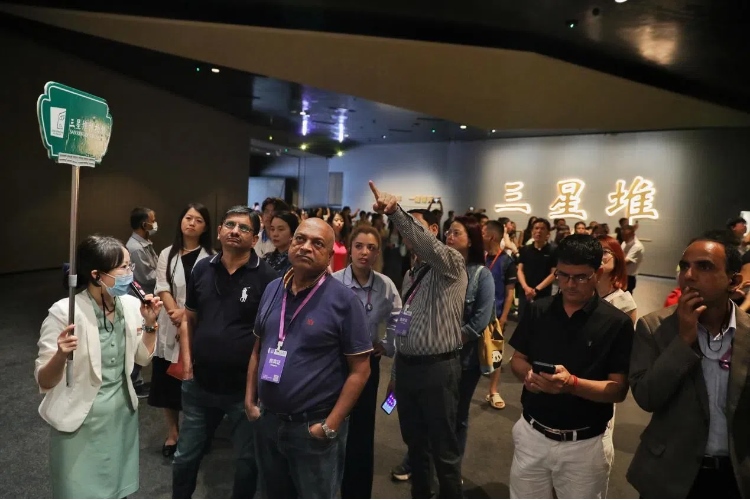 8月31日，亞洲媒體考察團參訪三星堆博物館。《中國經(jīng)濟周刊》記者肖翊攝