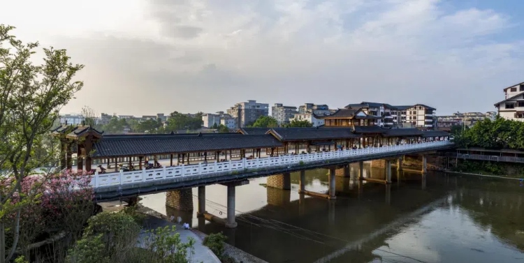 樂(lè)山蘇稽古鎮(zhèn)廊橋。樂(lè)山市委宣傳部供圖