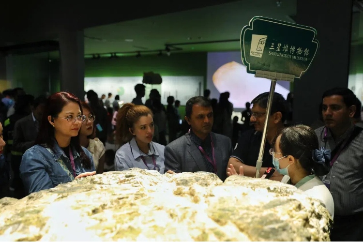 8月31日，亞洲媒體考察團參訪三星堆博物館。左一為馬來西亞《星報》首席商務(wù)官莉迪婭·王?！吨袊?jīng)濟周刊》記者肖翊攝