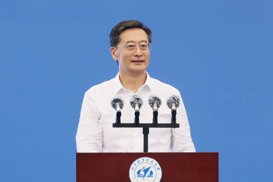 中國工程院院士、北京航空航天大學(xué)校長王云鵬在2024級(jí)新生開學(xué)典禮上講話。校方供圖