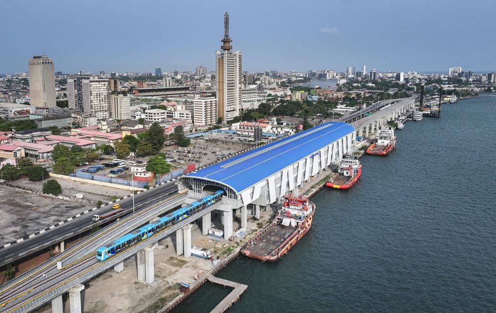 △2024年3月，在尼日利亞拉各斯，一列輕軌藍(lán)線列車駛?cè)氪a頭站。拉各斯輕軌藍(lán)線是西非地區(qū)首條由中國(guó)企業(yè)自主設(shè)計(jì)、建造、施工、運(yùn)營(yíng)的電氣化城市軌道交通項(xiàng)目。