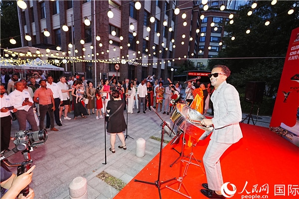 來自特多的藝術(shù)家在慶祝儀式上表演特多鋼鼓。人民網(wǎng)記者 趙益普攝