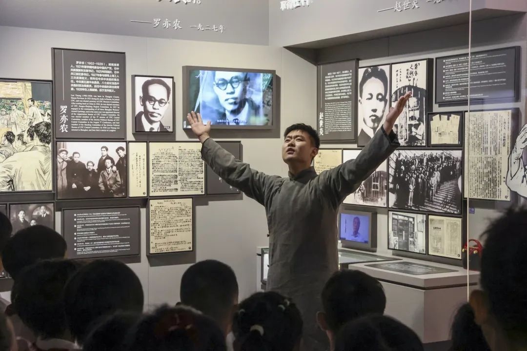 勞模身穿長(zhǎng)袍再現(xiàn)烈士事跡。徐匯區(qū)總工會(huì)供圖