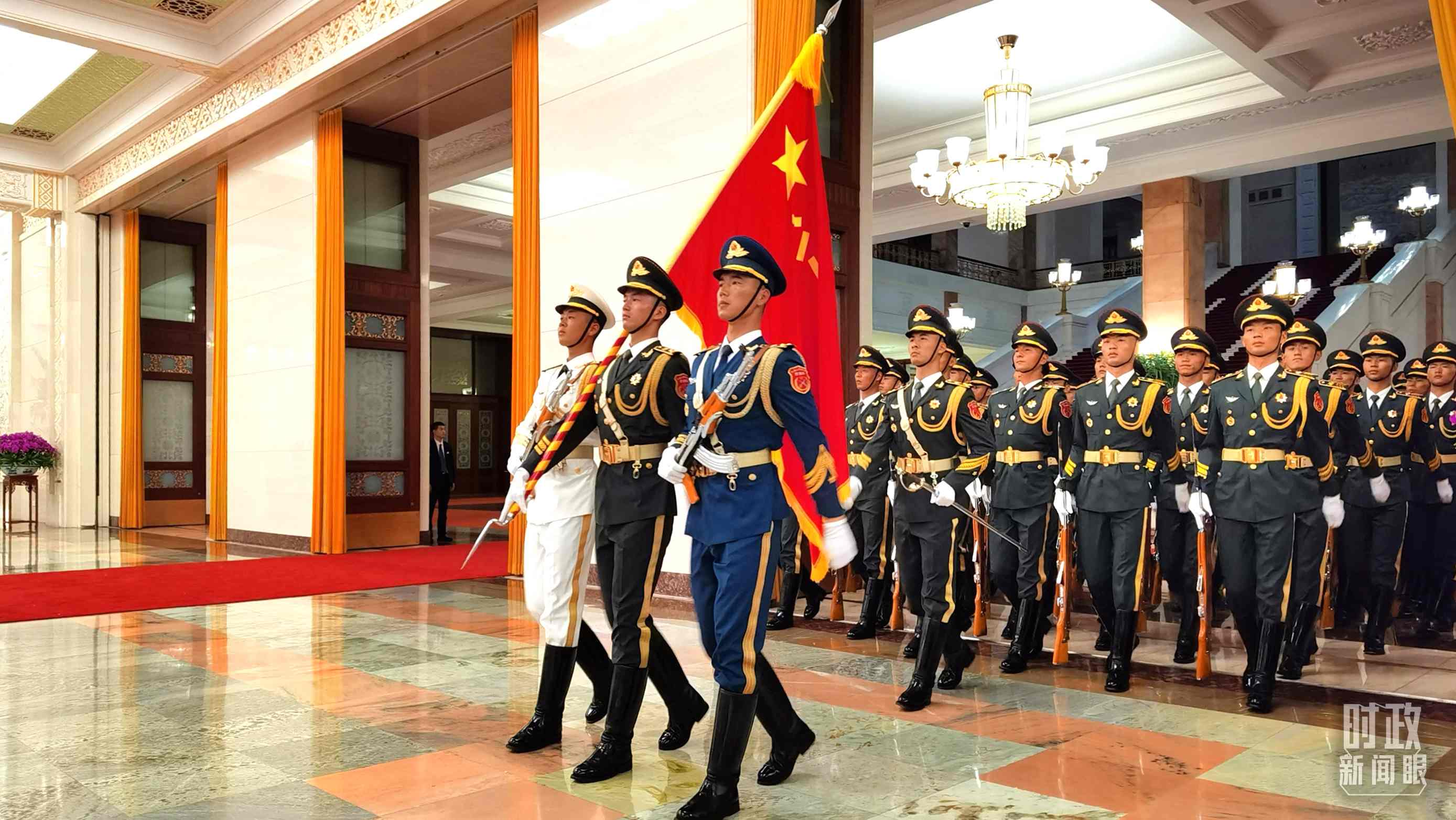 △9月2日，習(xí)主席在人民大會堂北大廳為拉馬福薩總統(tǒng)舉行歡迎儀式。（總臺央視記者郭鴻拍攝）