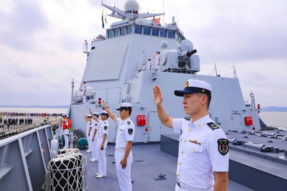 2023年7月8日，中國(guó)海軍第43批護(hù)航編隊(duì)官兵向加蓬利伯維爾奧文多港碼頭的歡迎人群揮手致意。中國(guó)海軍第43批護(hù)航編隊(duì)抵達(dá)加蓬利伯維爾，開始對(duì)加蓬進(jìn)行為期4天的友好訪問。