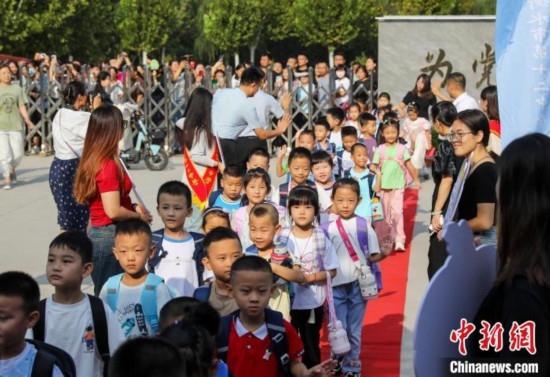 9月1日起，河北省衡水市各中小學(xué)陸續(xù)開學(xué)。9月4日，2024級(jí)小學(xué)一年級(jí)新生集中入學(xué)，為迎接新同學(xué)，各學(xué)校開展了豐富多彩的活動(dòng)。 據(jù)衡水市教育局介紹，今年衡水市746所中小學(xué)共迎來75.1萬名新生。其中，全市550所小學(xué)迎來新生34.46萬名。圖為衡水市第十二中學(xué)小學(xué)部的一年級(jí)新生走紅毯。陳康 攝