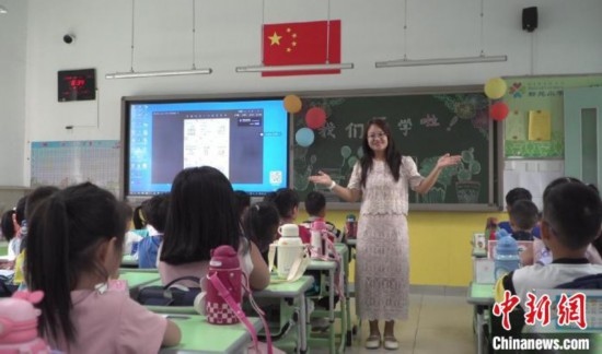 圖為衡水市新苑小學(xué)，老師正在給學(xué)生講開學(xué)第一課的內(nèi)容。王天祥 攝