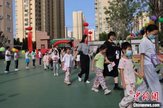 圖為衡水市新苑小學(xué)，小學(xué)一年級(jí)新生佩戴“夢(mèng)想徽章”后，步入校園 。王天祥 攝