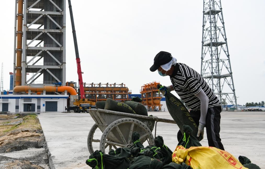 9月4日，在海南商業(yè)航天發(fā)射場二號發(fā)射工位附近，工作人員將防汛專用沙袋裝車準(zhǔn)備運(yùn)送到塔架上。新華社記者 楊冠宇 攝