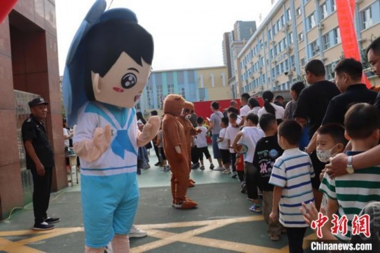 圖為衡水市新苑小學(xué)，老師穿上玩偶服裝歡迎新生入學(xué)。王天祥 攝