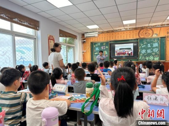 圖為衡水市康復(fù)街小學(xué)，老師講解開學(xué)第一課校園紀(jì)律與禮儀。徐鵬璐 攝