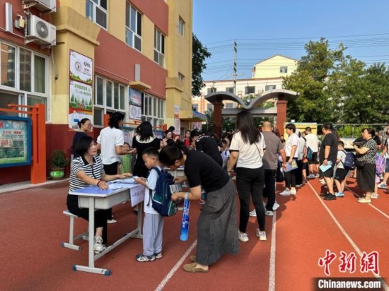 圖為衡水市康復(fù)街小學(xué)，正在簽到的小學(xué)生。徐鵬璐 攝