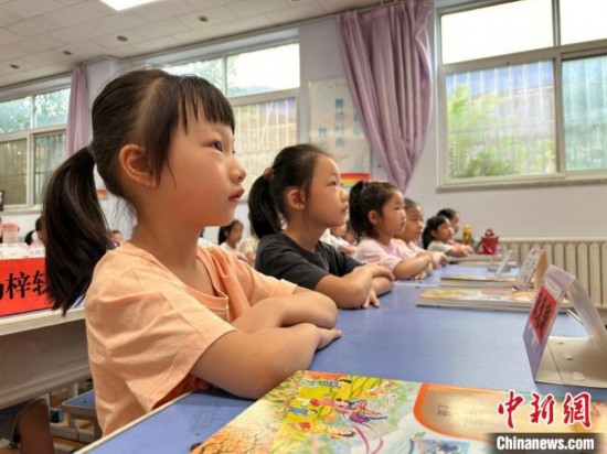 圖為衡水市康復(fù)街小學(xué)，小學(xué)生聽老師講開學(xué)第一課內(nèi)容。徐鵬璐 攝
