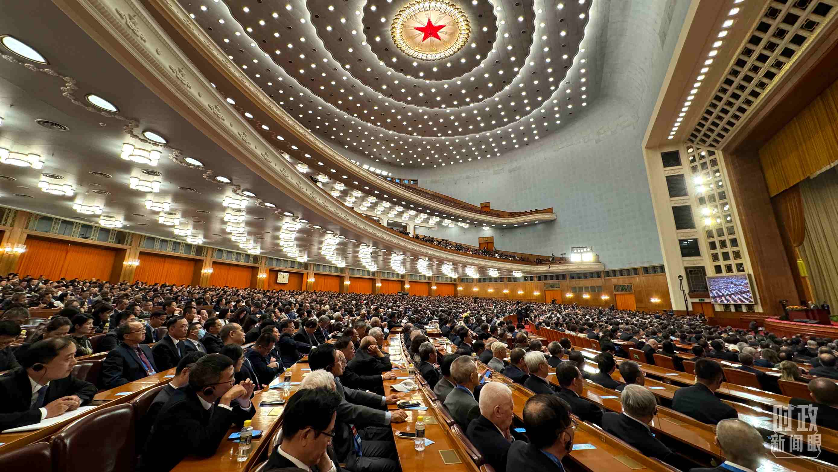  △中非合作論壇非方成員國國家元首、政府首腦、代表團團長及國際和地區(qū)組織負責人等中外各界人士3200余人出席開幕式。（總臺央視記者蔣碩拍攝）
