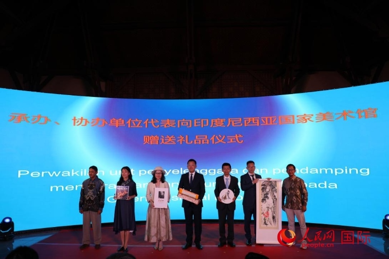 在展覽開(kāi)幕式現(xiàn)場(chǎng)，本次展覽的承辦、協(xié)辦單位代表向印尼國(guó)家美術(shù)館贈(zèng)送禮品。人民網(wǎng)記者 曹師韻攝