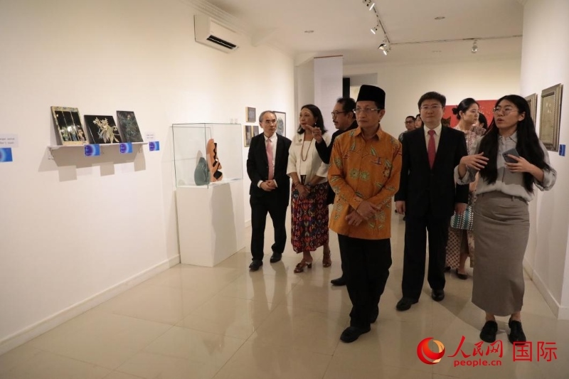 參加開(kāi)幕式的嘉賓參觀展覽。人民網(wǎng)記者曹師韻攝