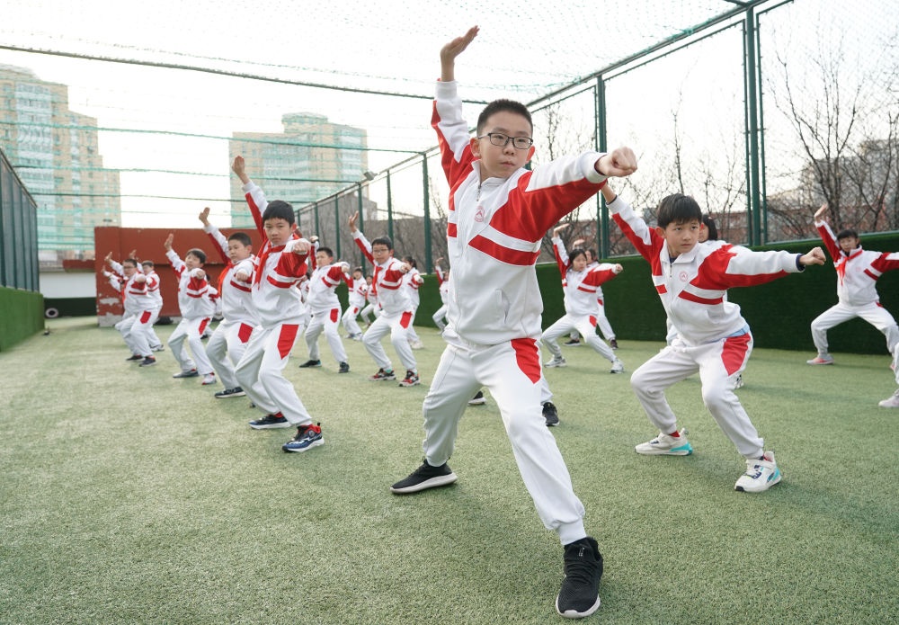 2024年2月21日，在人大附中實(shí)驗(yàn)小學(xué)，學(xué)生們?cè)隗w育課中進(jìn)行武術(shù)練習(xí)。新華社記者 任超 攝