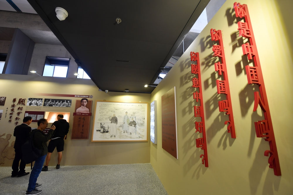 在南開(kāi)大學(xué)海冰樓內(nèi)，墻上掛著“愛(ài)國(guó)三問(wèn)”（2019年10月14日攝）。新華社記者 李然 攝